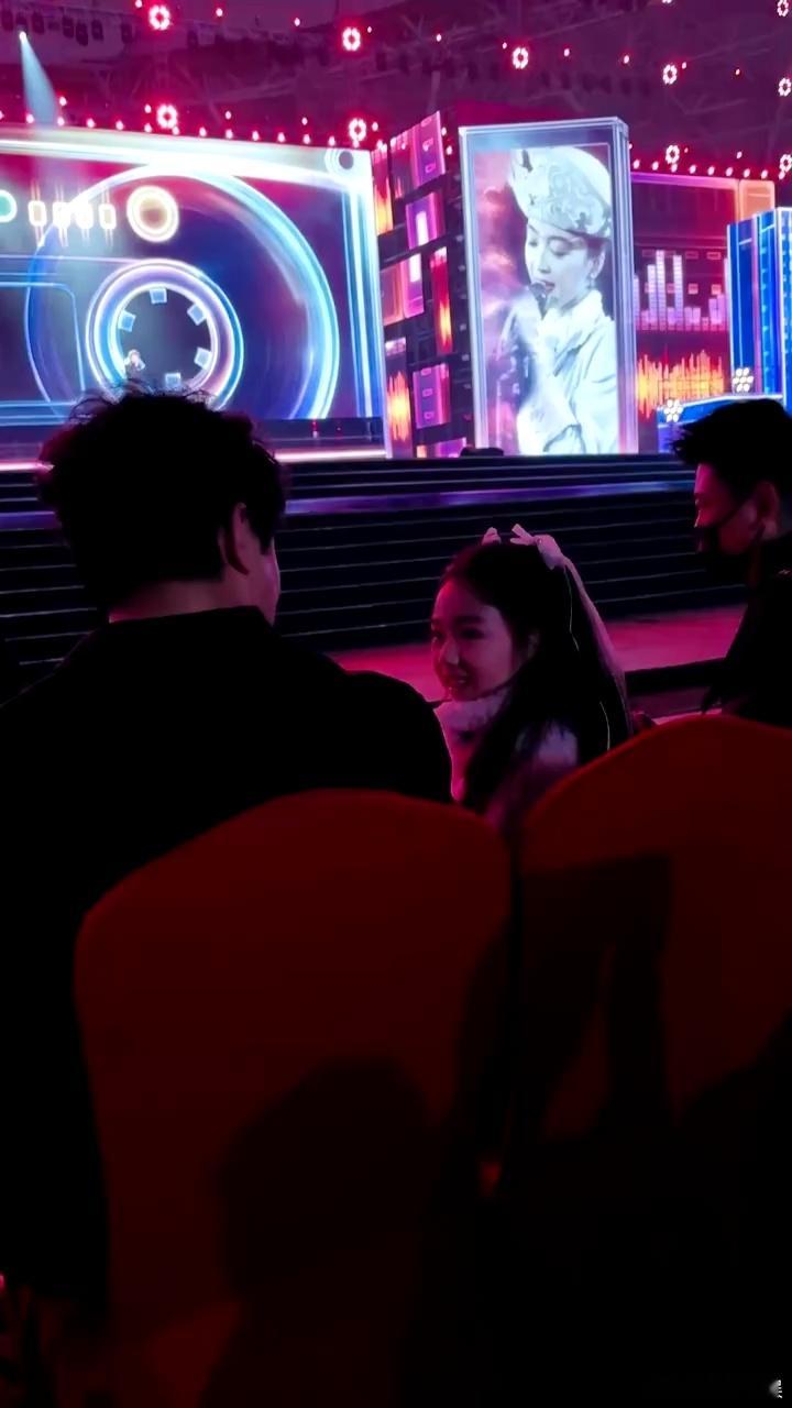 陈思诚小酒窝台下聊天陈思诚小酒窝坐一起聊天 陈思诚小酒窝台下聊天，好可爱 ​​​