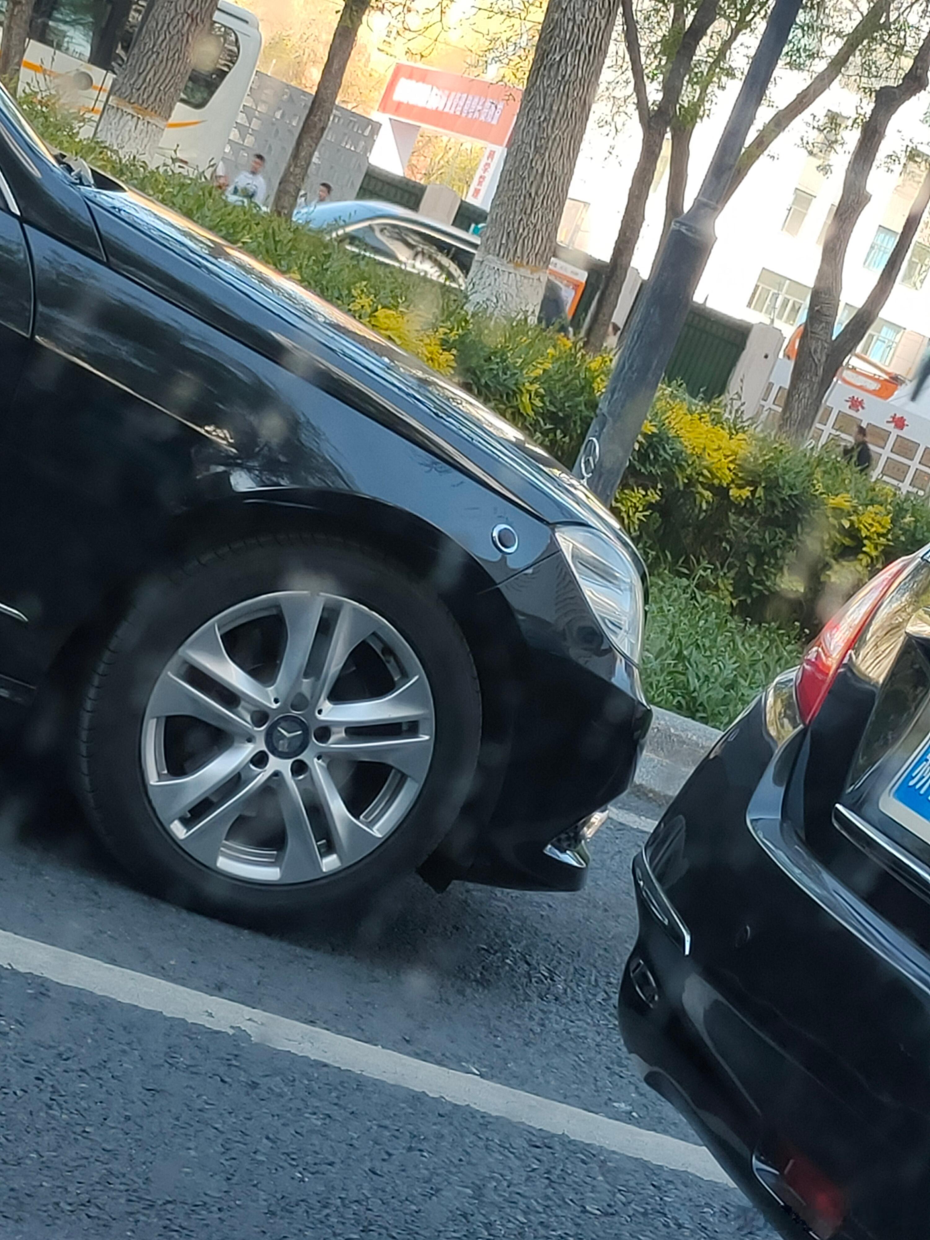 太阳穴上这个黑点。。。是插旗杆的？