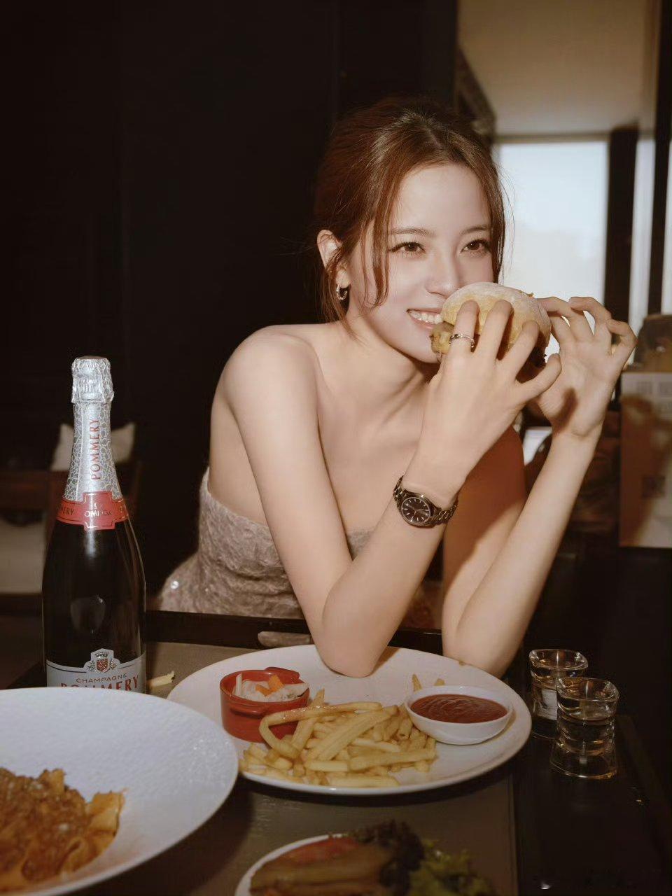 欧阳娜娜归国千金既视感欧阳娜娜好漂亮~是自己独特的美 ​​​