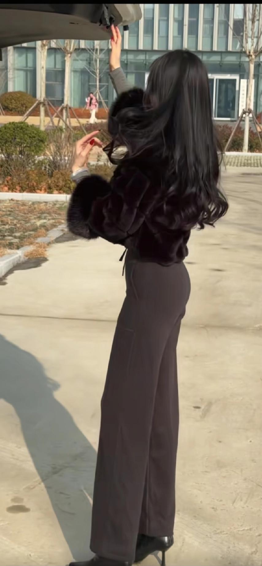 优雅黑丝绒外套，搭配高腰裤，尽显都市女性魅力！