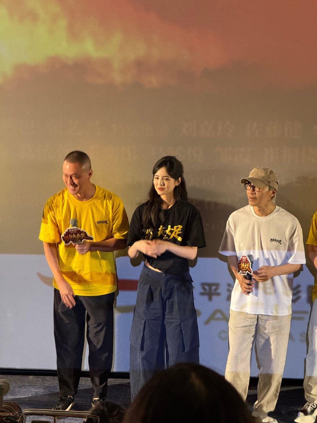 周星驰至尊宝同框周星驰至尊宝合影 不是周星驰无厘头，是这个世界不正常！看到星爷和