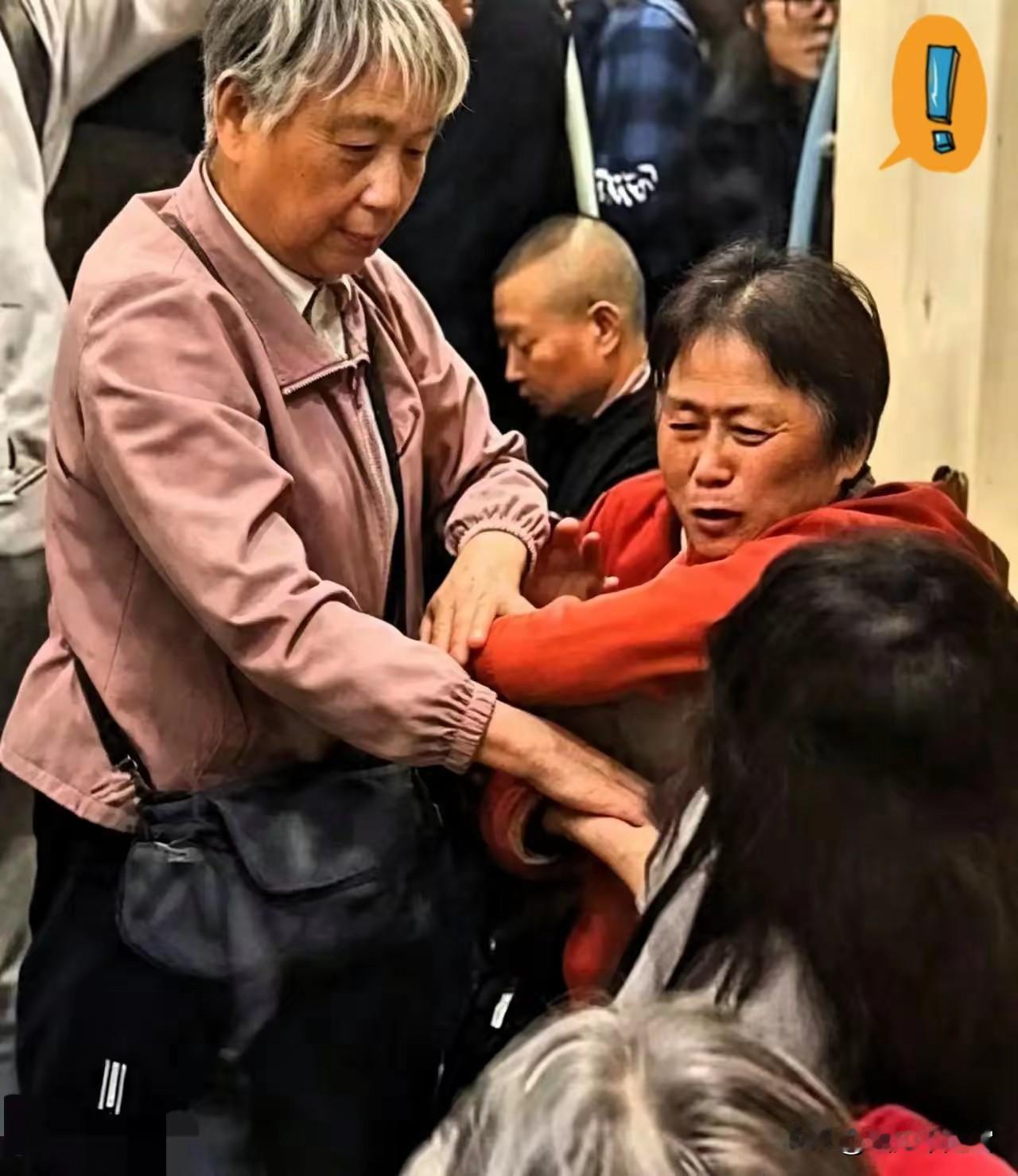 大快人心！“白发”不是“免死金牌”！上海地铁打人的大妈已经被警方立案调查！
 
