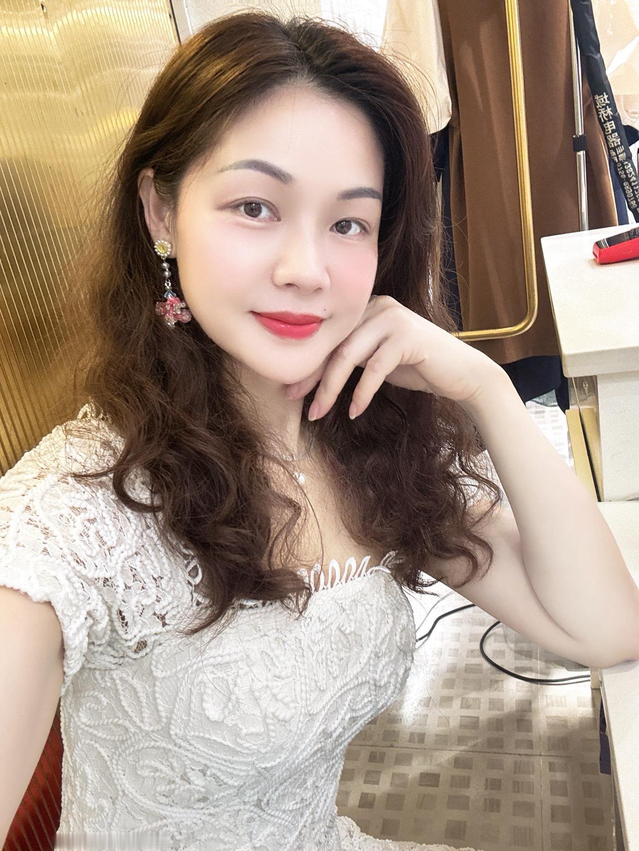 时间真的好快，一周又过了一半。
记录自己，记录日常，记录碎碎念。 温柔白色连衣裙