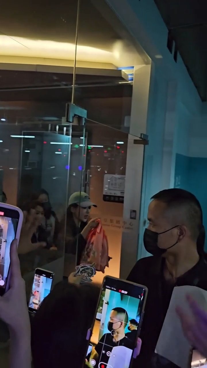 杨紫今天剧宣下班之后提了一袋子东西送给粉丝，还有亲签小卡！！ 