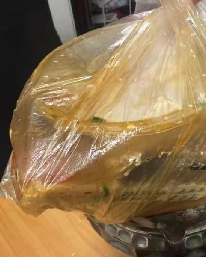 昨天点麻辣烫，汤撒一半，味道差点从“麻辣”变“心酸”。外卖小哥忙问陪多少，我说2