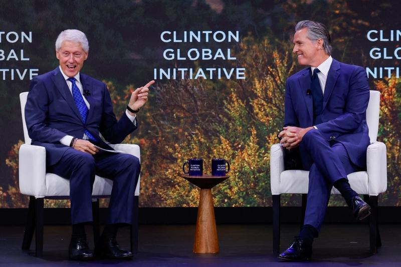 特朗普想拿克林顿当替罪羊 被网友“偷家”：美国司法部因国会要求公布爱泼斯坦案档案