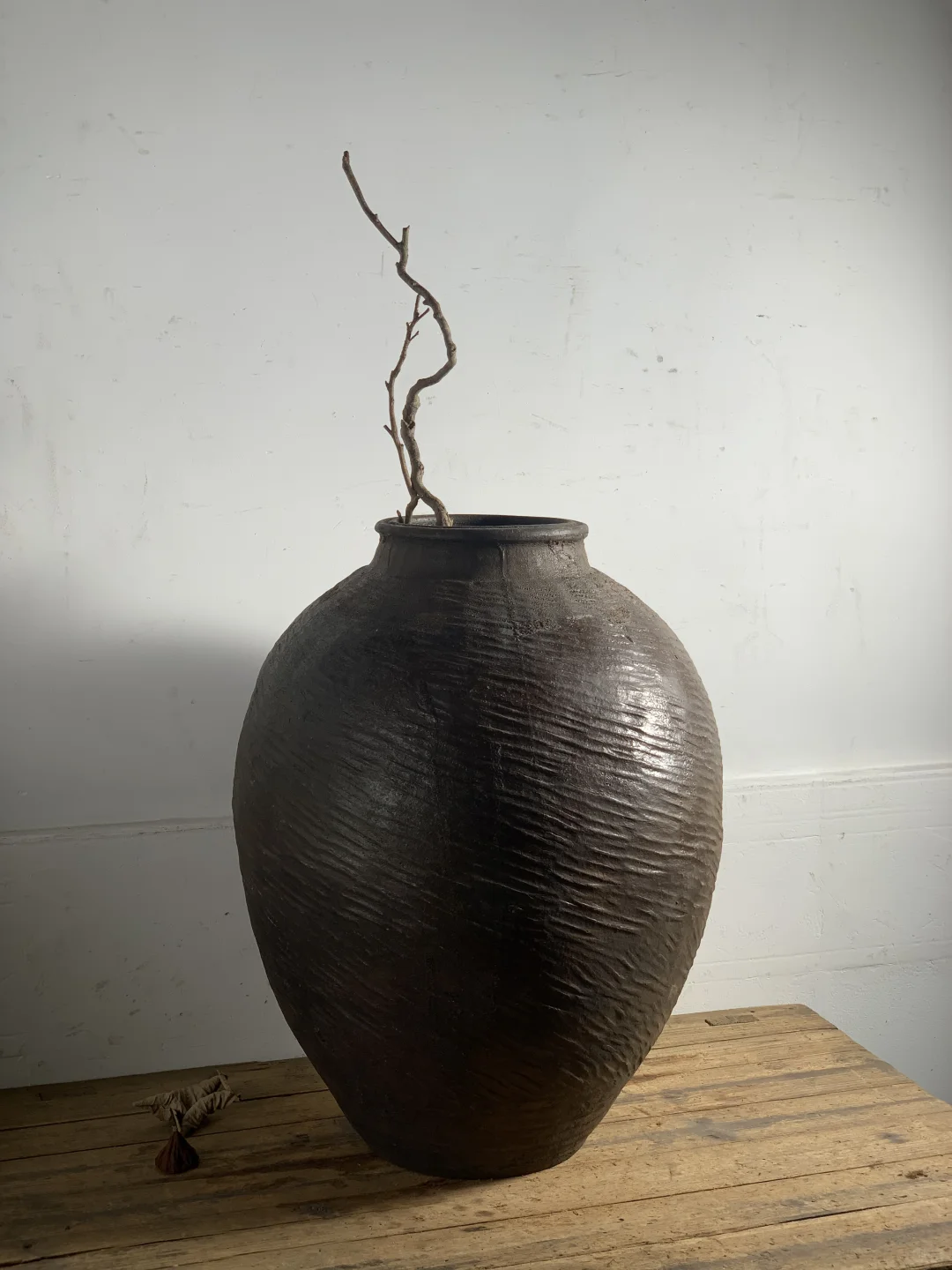 螺纹高罐、插花花器；民宿茶室极简侘寂摆件。