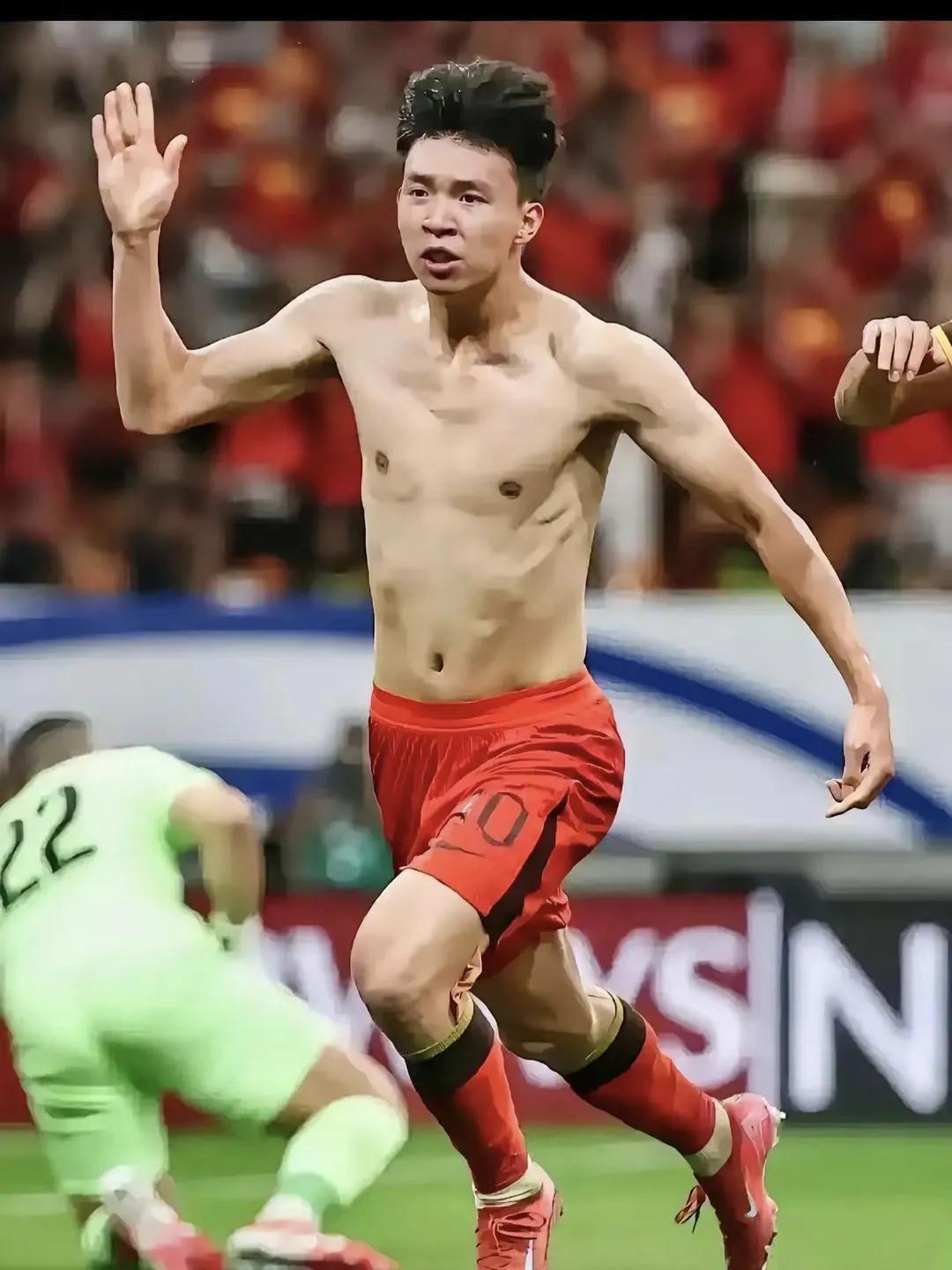 这个点球踢进去了，国足兴奋的满场奔跑，不知道的还以为是接下来要捧起大力神杯呢！