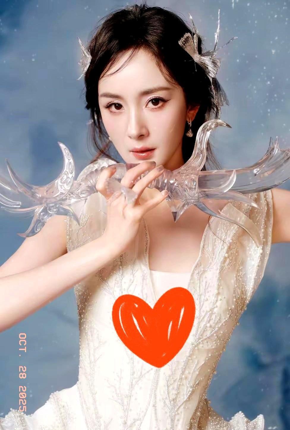 杨幂不陪酒，火了。
不是因为她红，是她敢说“不”。
饭局换资源？
她把剧本扔桌上