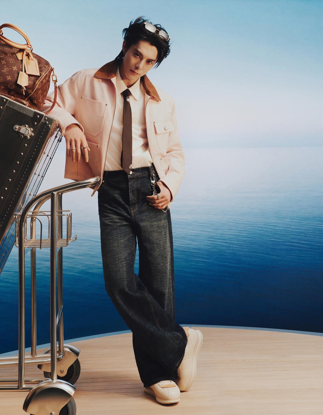 王鹤棣 用路易威登硬箱造一艘“巨轮”