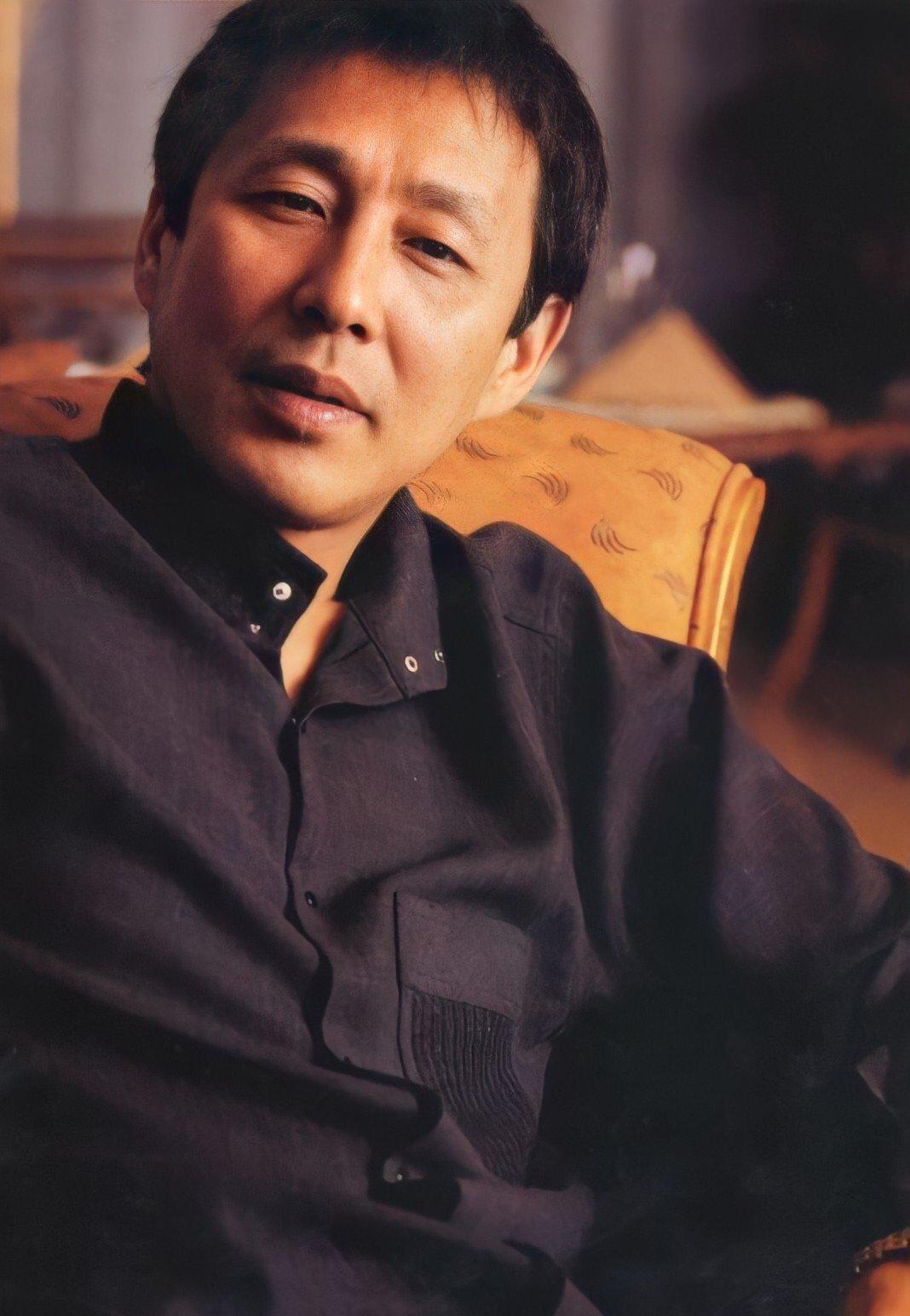 陈道明说：“当婚姻里不再有生理需求，朝夕相处的两个人成了搭伙过日子，守着婚姻的空