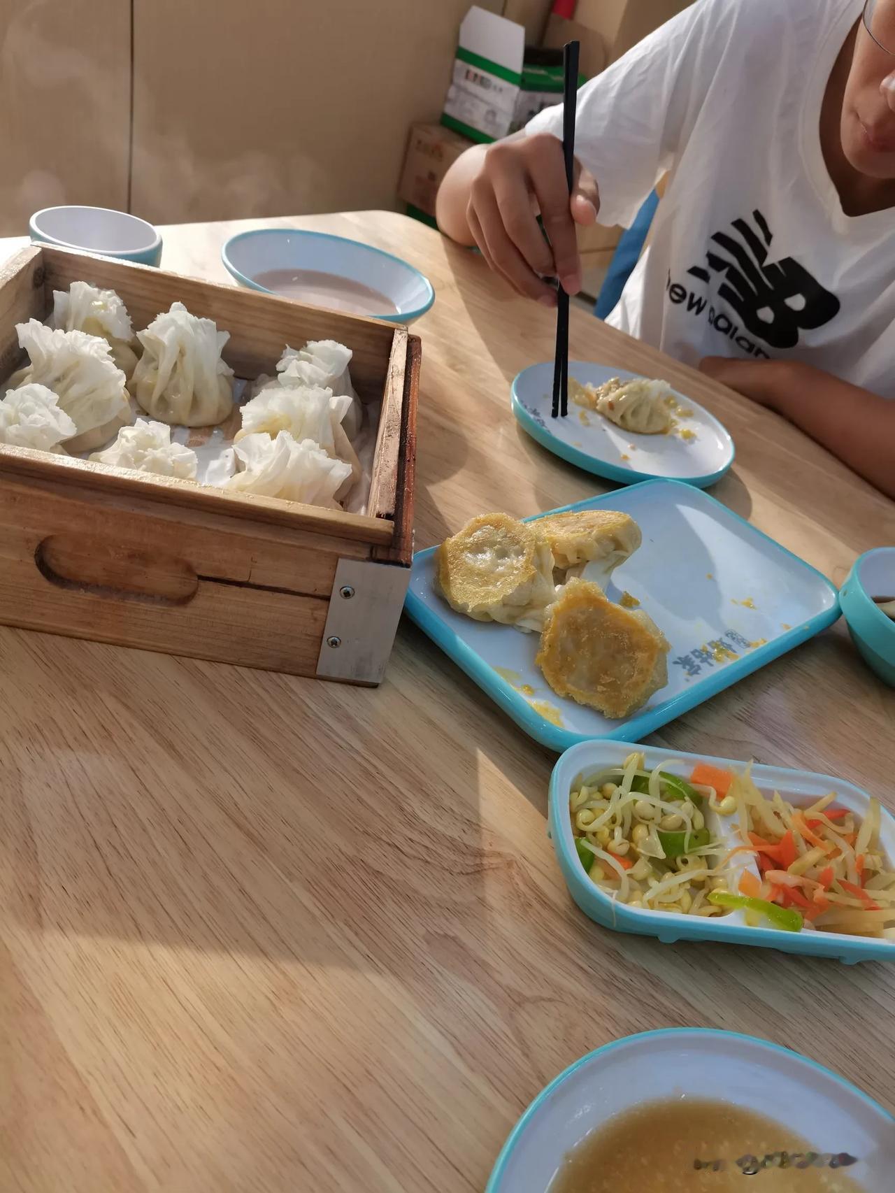 在呼市卖烧卖的店据说有3000多家，也不知道是真假，具体咱也没调查过，肯定是不少