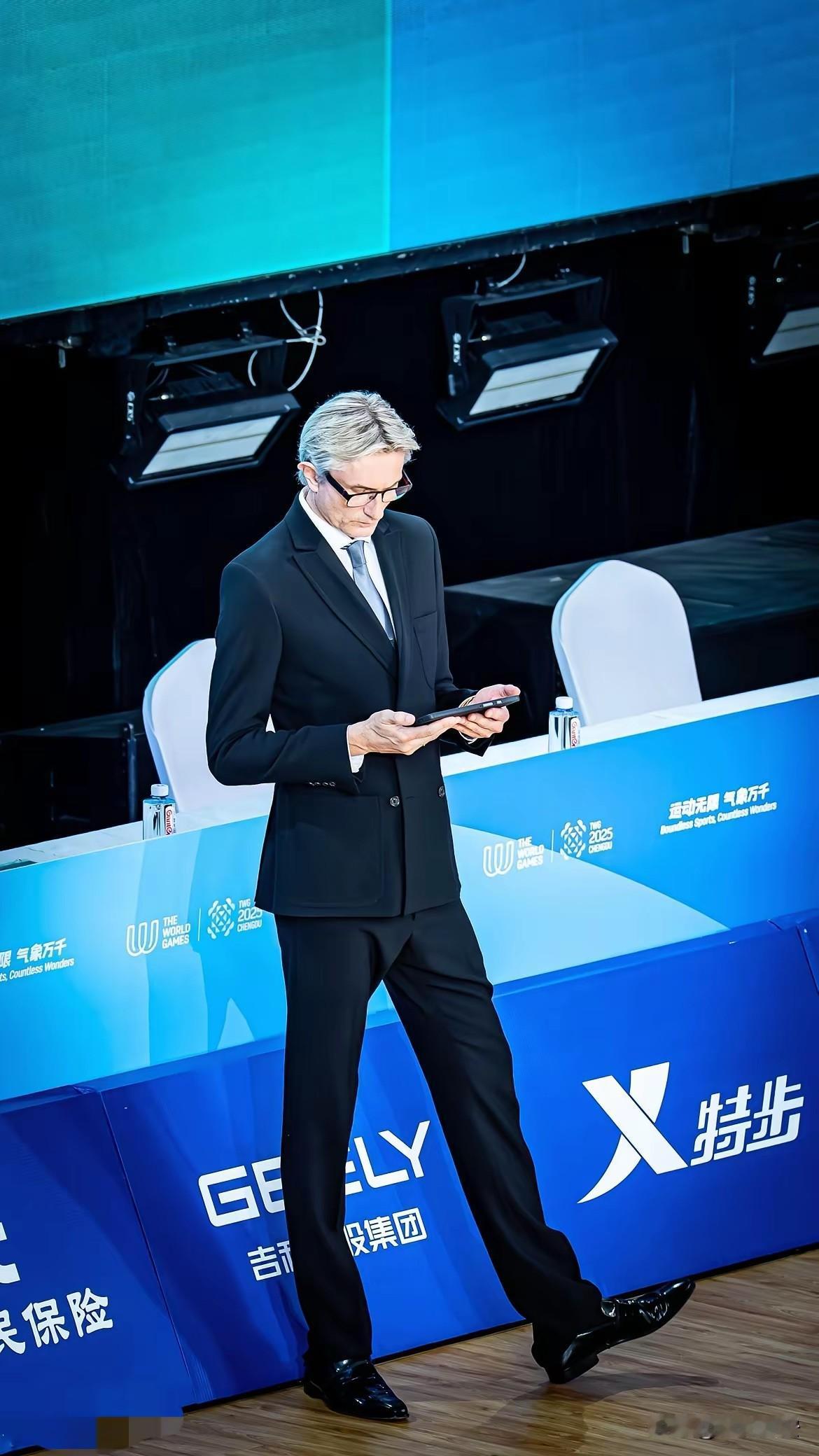 这身材比例，
简直了，
儒雅帅气，
法拉利先生。

成都世博会，
运动员还没火起