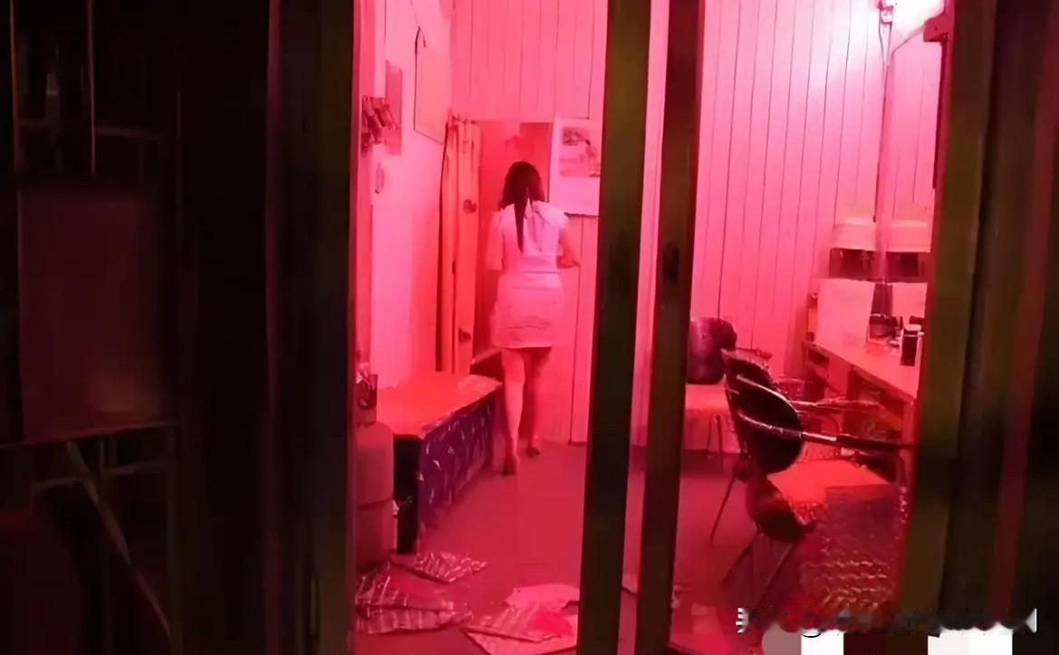 广西柳州，一男子半夜来到一家养生馆，接着便和养生馆老板娘进了房间并关灯。约10分