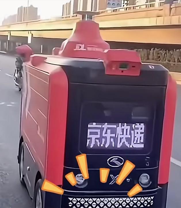 无人驾驶快递车：惊喜还是添堵？
 
今早小区门口撞见无人驾驶快递车，真的、真的看