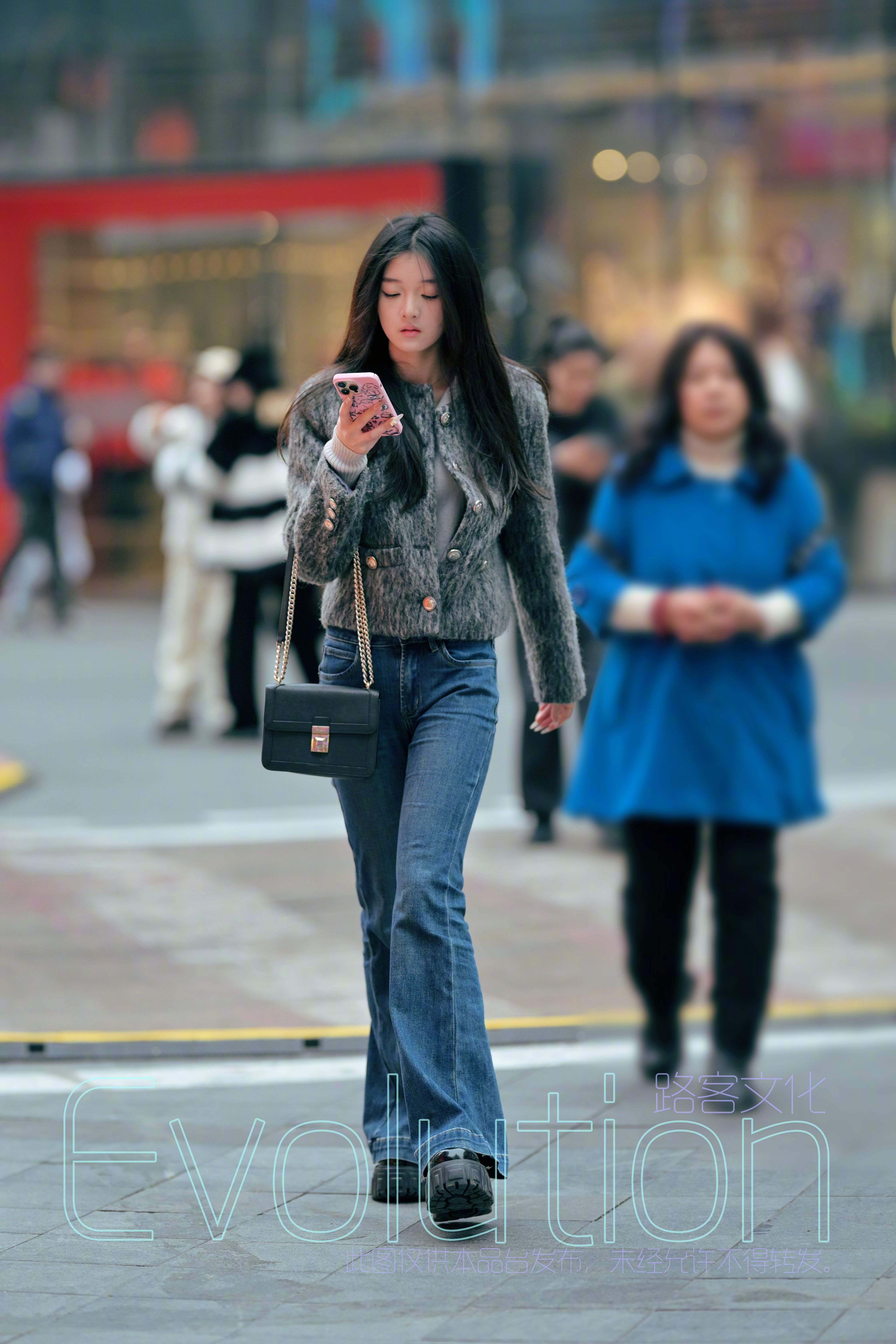 小姐姐看手机有一种忧郁感 