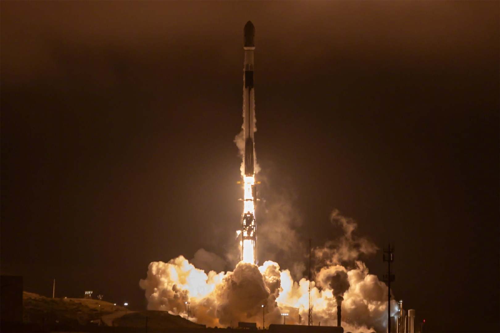 7月8日凌晨，美国加利福尼亚州范登堡太空军基地，SpaceX的猎鹰9号火箭执行运
