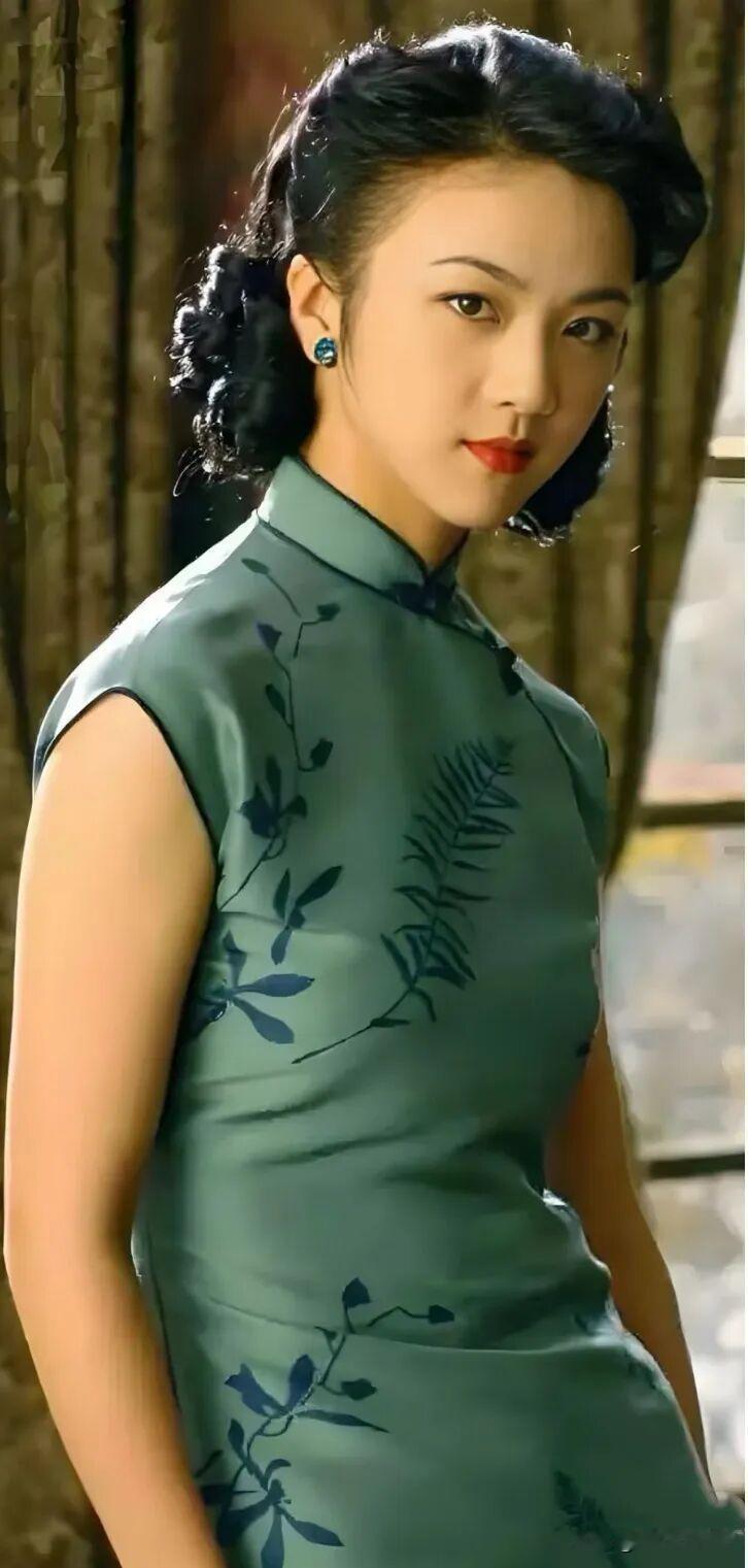 46岁的演员汤唯，今日通过朋友圈晒出一家四口牵手照，冒着高龄生下二胎儿子，如今的