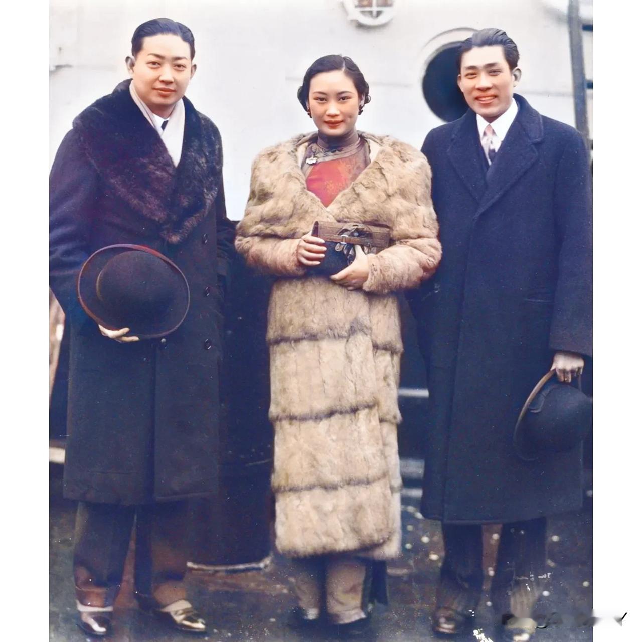 上世纪30年代，年轻时的胡蝶与梅兰芳、吴铁城在赴苏联船上的合影老照片，胡蝶长相不