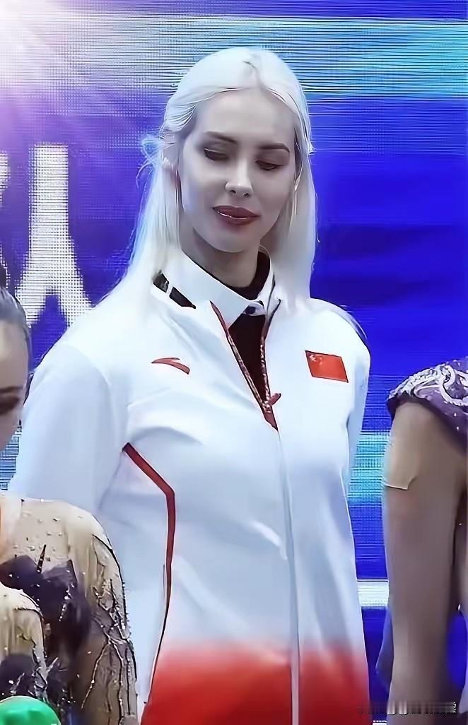 闭幕式上，中国代表团进场，镜头扫过队列，忽然在一个金发碧眼的女人脸上停了整整6秒