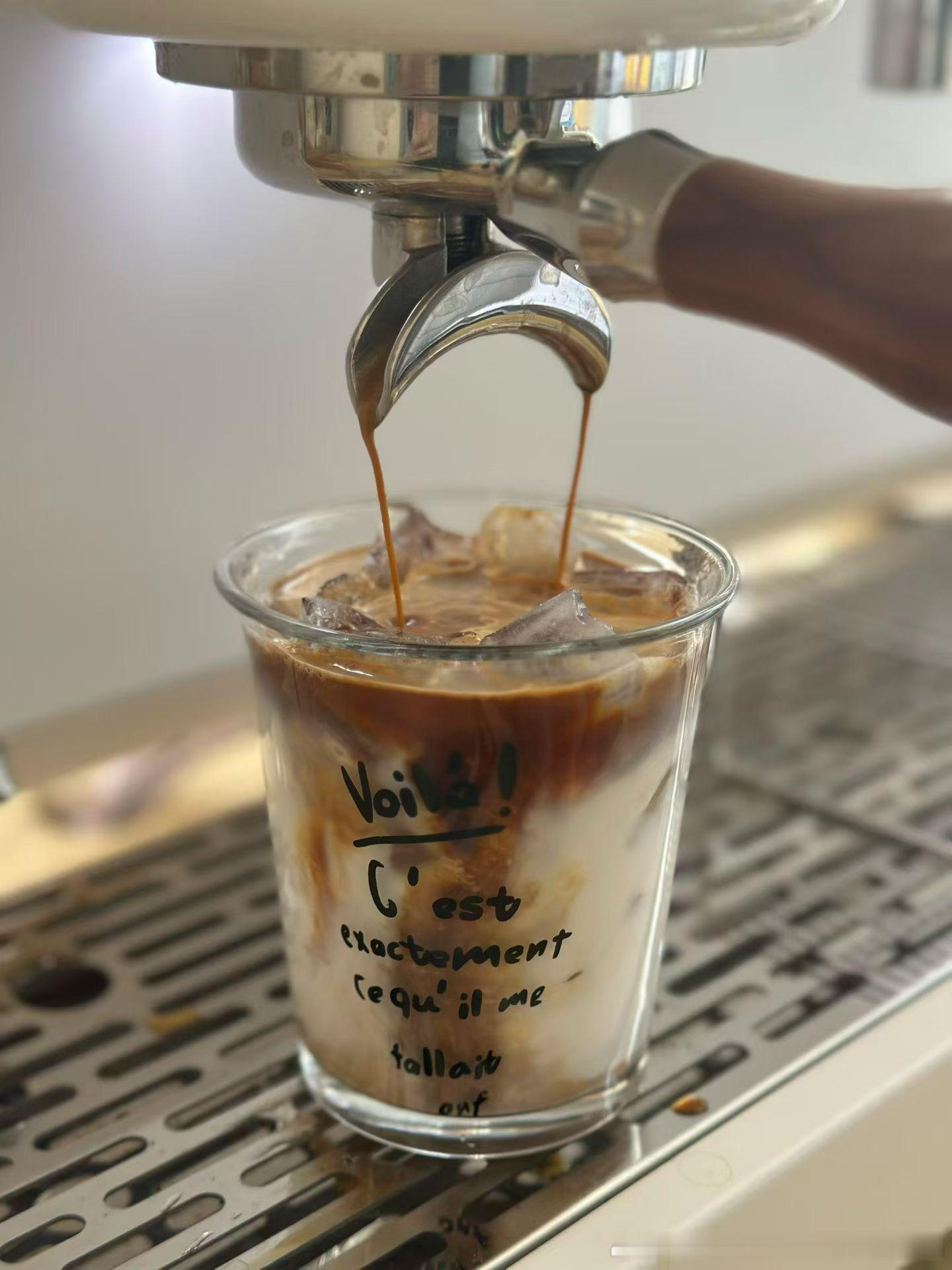 同事说之前买咖啡每天最多一杯现在每人每天喝两杯真的谢谢了 咖啡豆供不赢……同事说