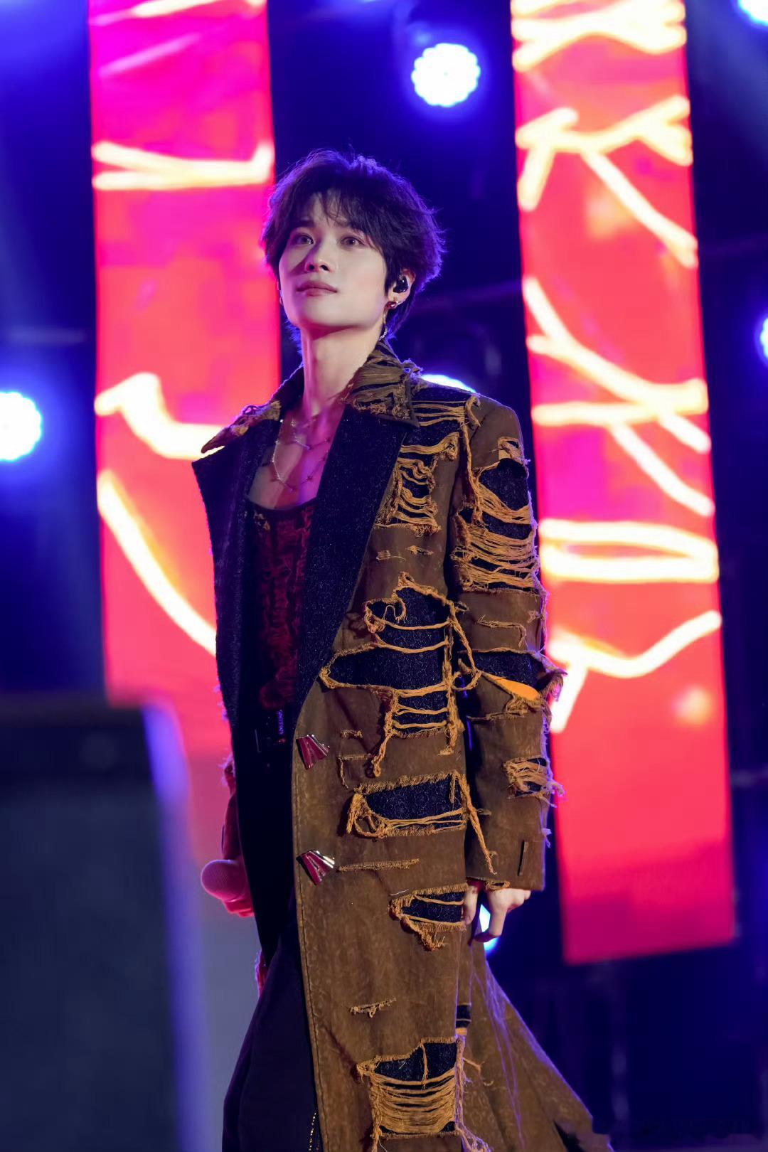 井胧被一大片花团围住唱歌2026川渝春晚 本来以为花团锦簇配井胧会是那种温暖治愈