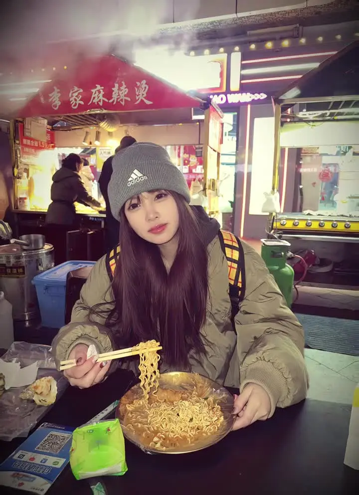 我一定要找到一个陪我说很多废话 带我去吃很多 好吃的 以我为优先 满眼...