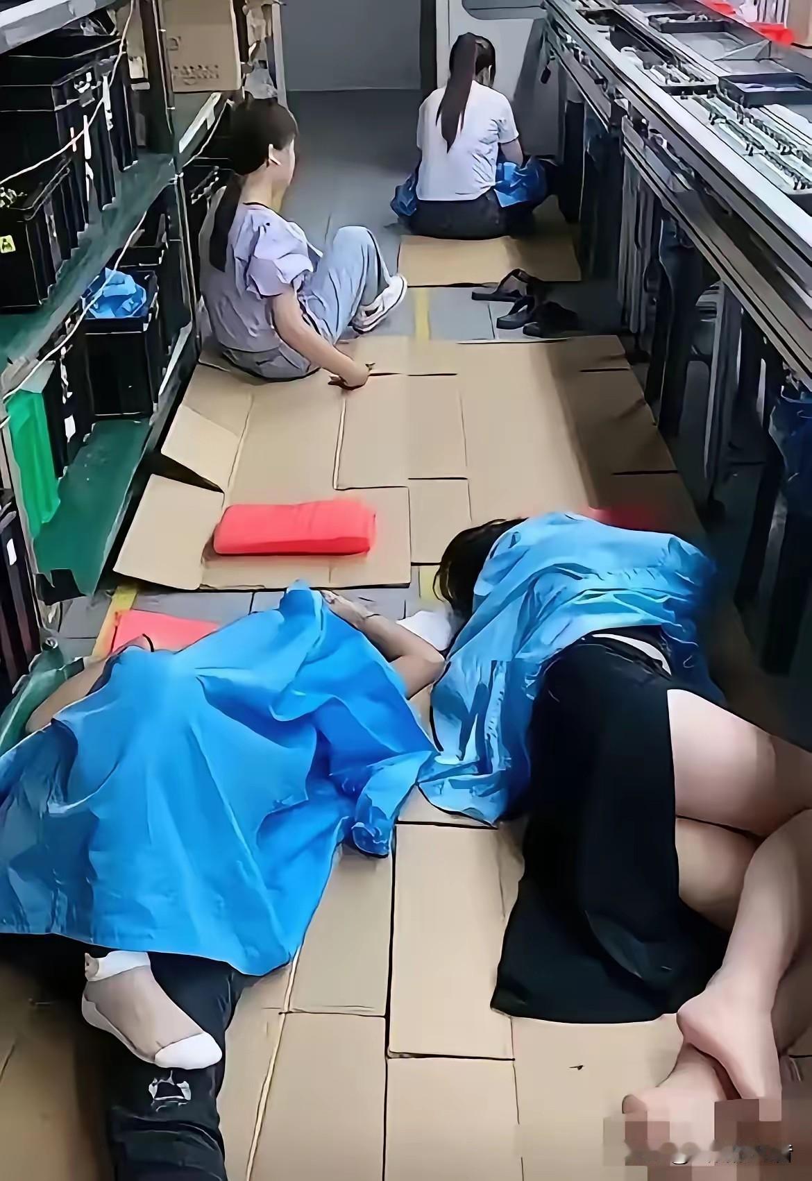 多数工厂普工的午休现状是，只能垫着纸皮在地上躺半小时左右小憩。他们没有一技之长，