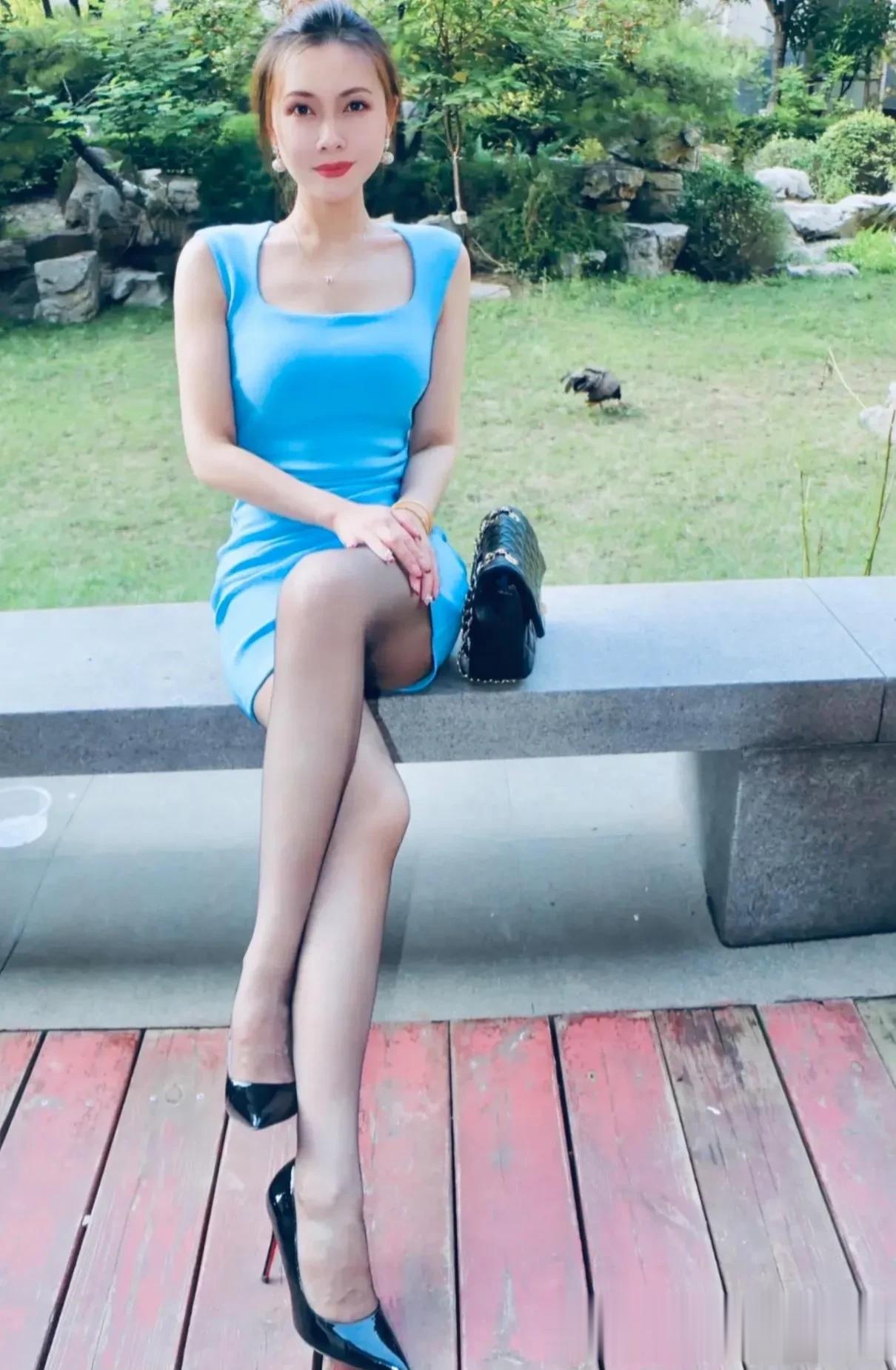 公园石凳上的气质女人。


世上有两种人值得珍惜，不富，愿意尽最大努力帮助你的人
