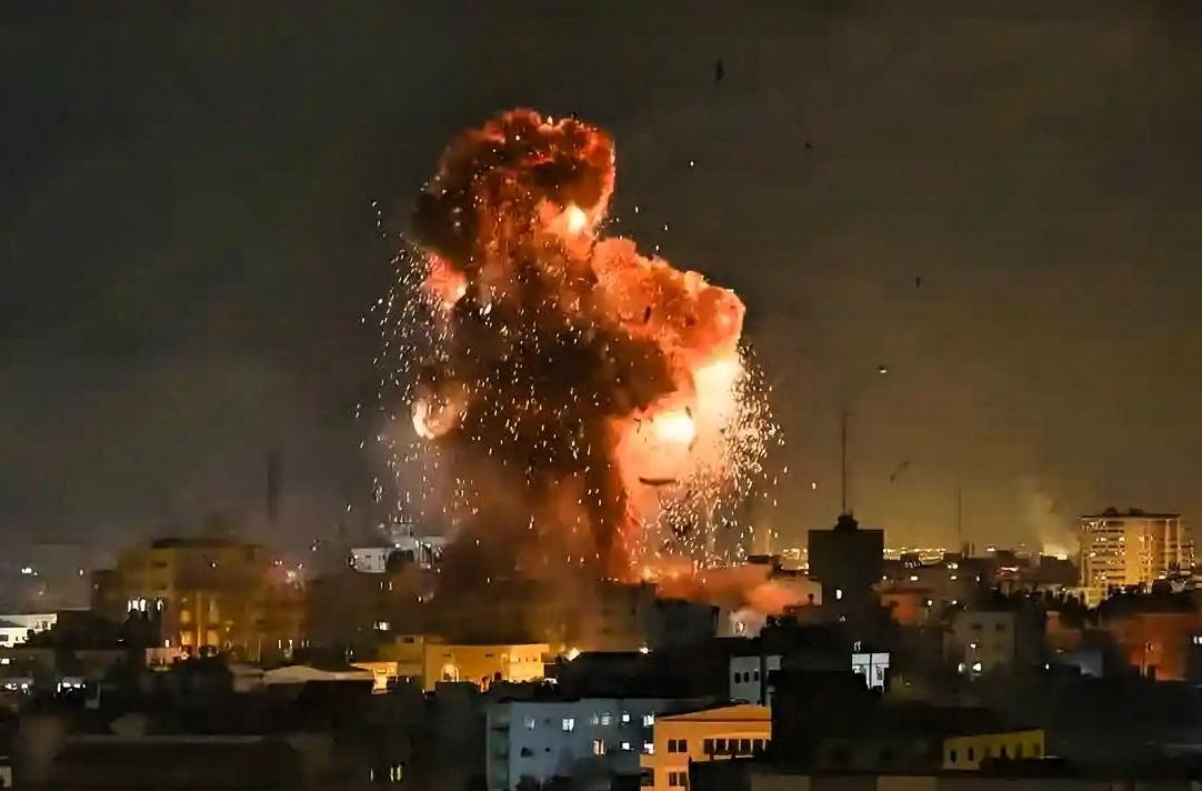 就在昨天，黎巴嫩南部发生了一件离谱的事。
以色列战机朝俄罗斯记者发射导弹，弹片当