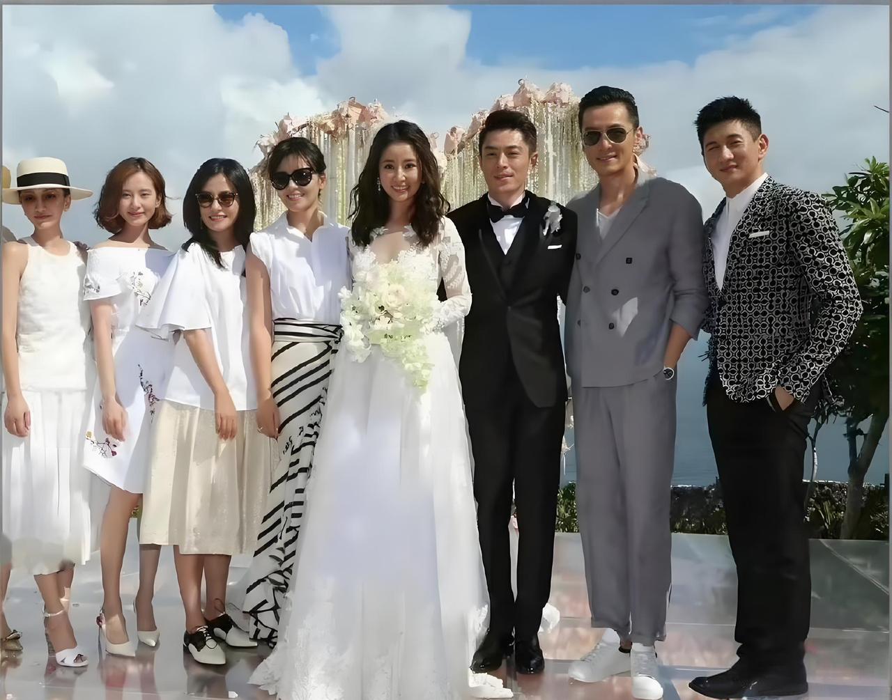 这是当年林心如和霍建华结婚时，他们和嘉宾的合照。这阵容真的太强大了，个个都是大咖