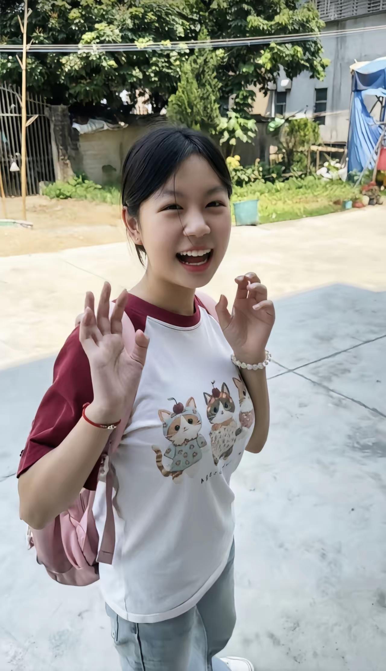 小女孩最开心最幸福的时刻莫过于放学回家了！特别是只有一个女儿的父母，永远把最好的