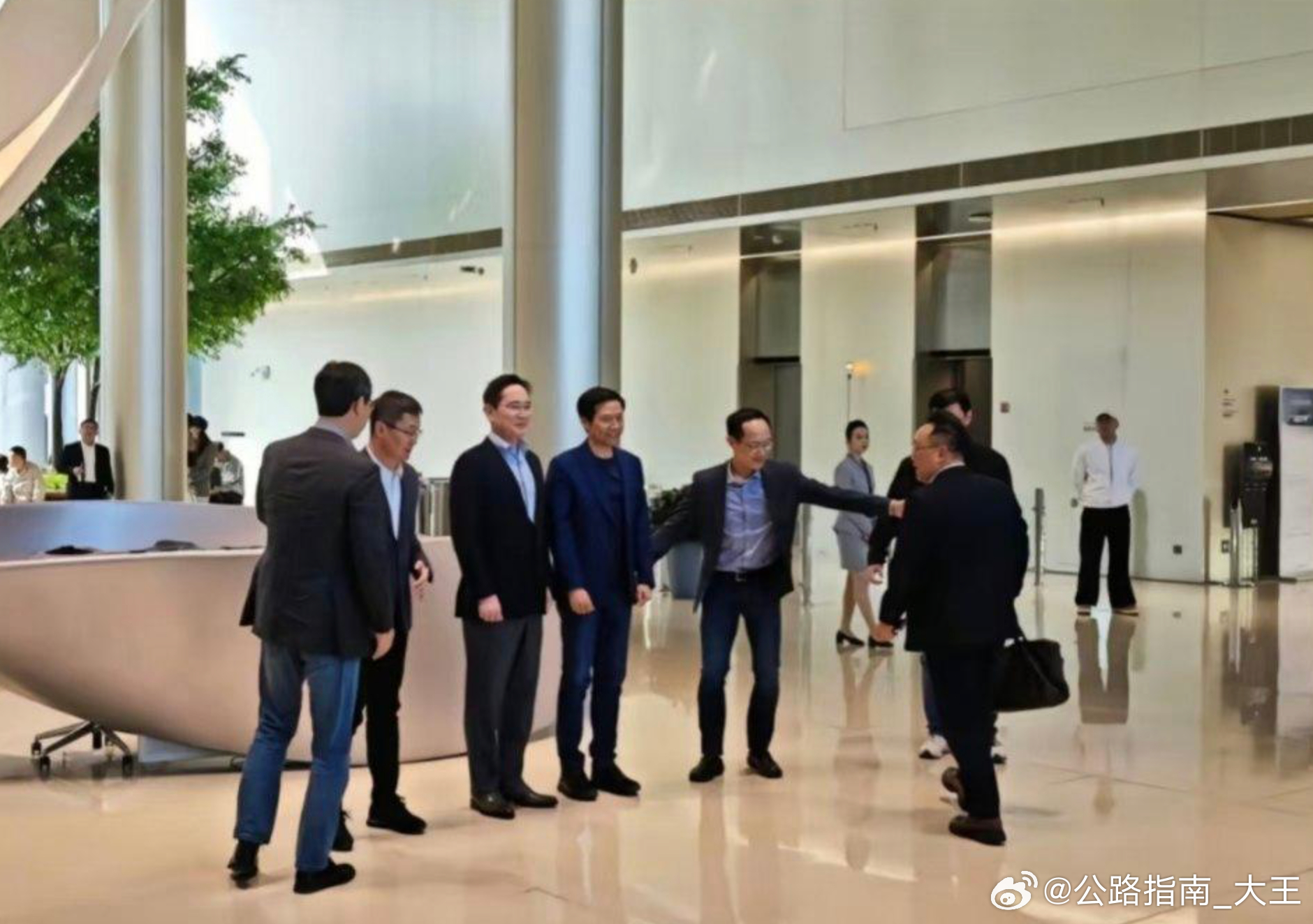 三星掌门人李在镕访问小米汽车工厂，结束后直升机直达，比亚迪六角大楼大v聊车