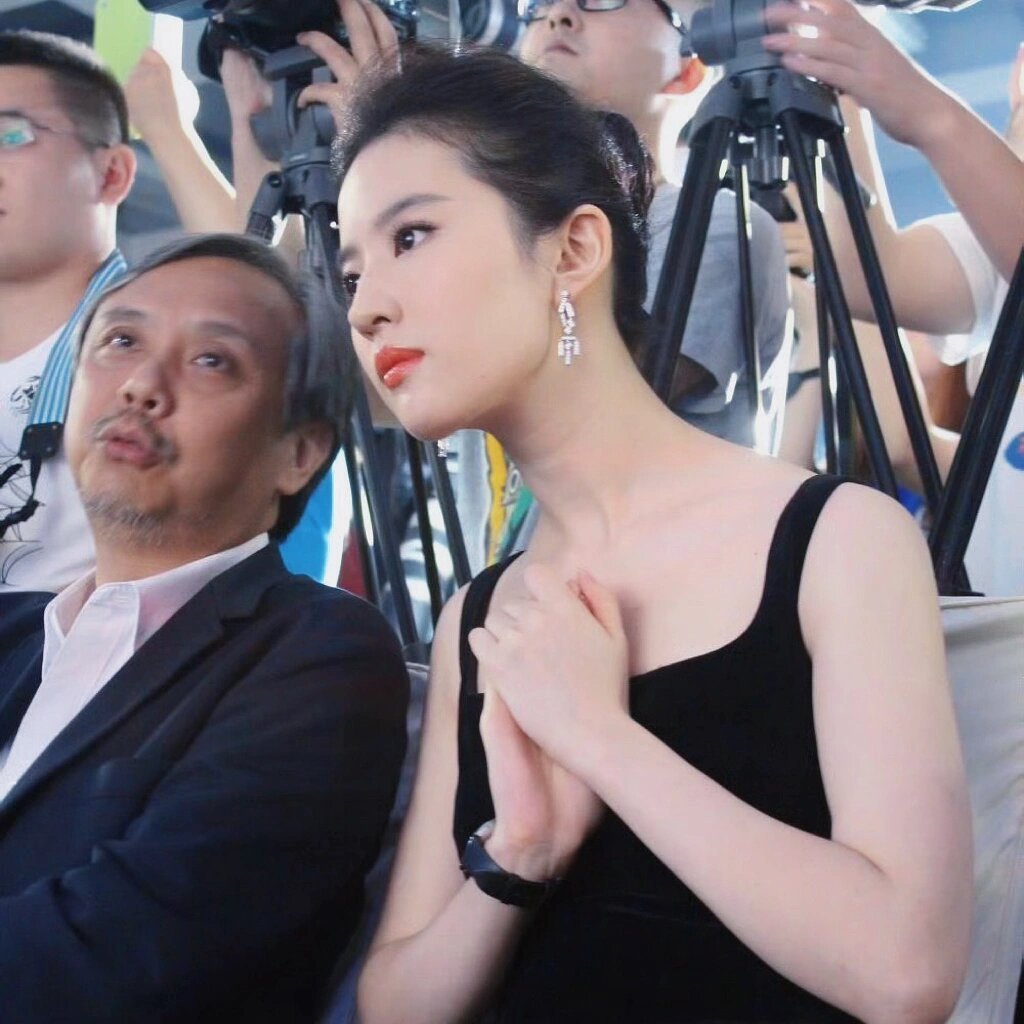 刘亦菲抗住了从下往上的死亡镜头，360度全方位美女，比一些女星的搔首弄姿强多了