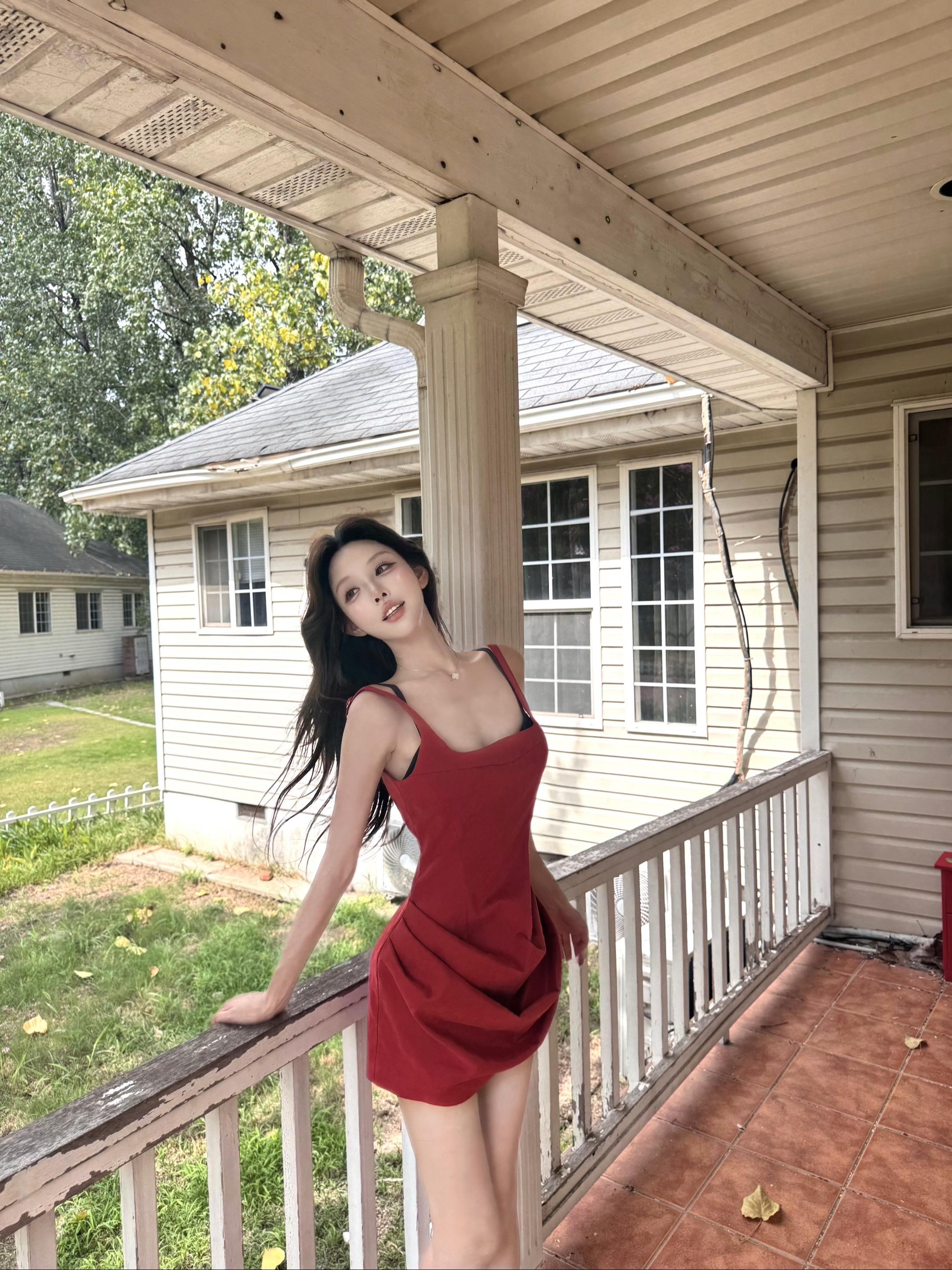 永远不要为了迁就谁 而改变自己 爱的时候勇敢爱 散的时候就大步走 别回头