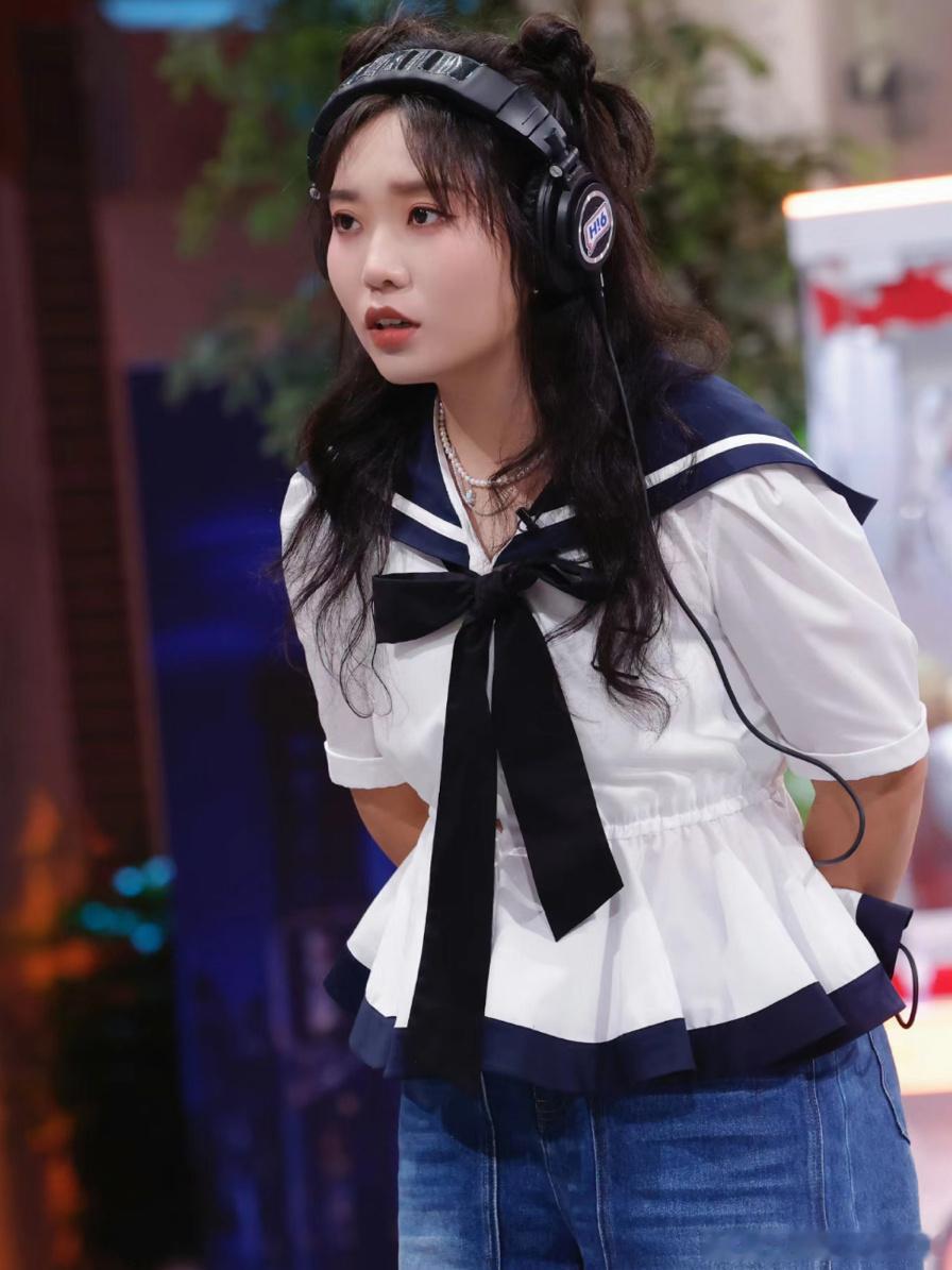 9.14《你好星期六》-李雪琴剧照今天又是长发琴，还有一只快乐的小青蛙 ​​​