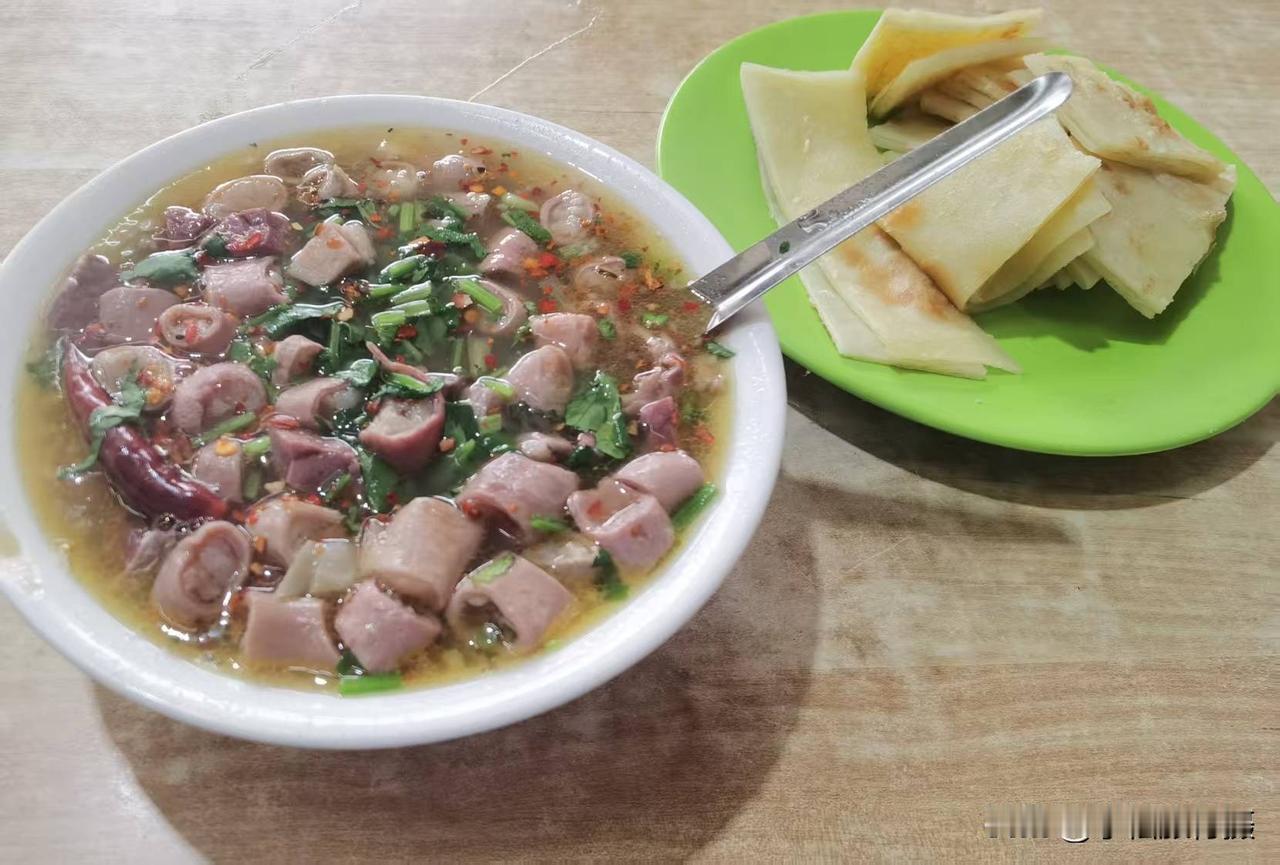 赵县“高峰羊杂馆”的羊杂汤你吃过吗？朋友发来一张关于他家的羊杂汤，仅从外观看还以