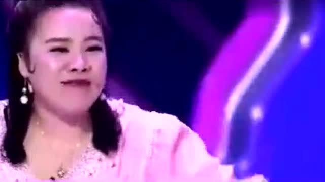 二人转演员都挺可爱的啊，我就挺喜欢他们的，特别的逗！
图一这位大姐，最搞笑，就是