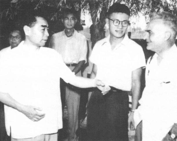 1960年8月30日，周恩来与斯诺交谈。