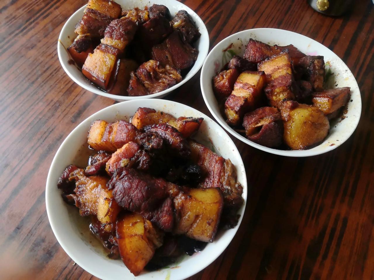 做红烧肉时，用冰糖还是白糖红烧肉要色泽红亮、入口即化，糖的选择很关键！有人爱用冰