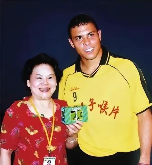 2003年，罗纳尔多到中国参加商业比赛，一位女富婆对他说：“你陪我吃个饭，我给你