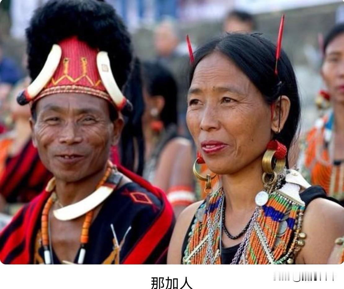 图中这些看着像东亚、东南亚的人都是印度东北部曼尼普尔邦的库基人、梅泰人、那加人，