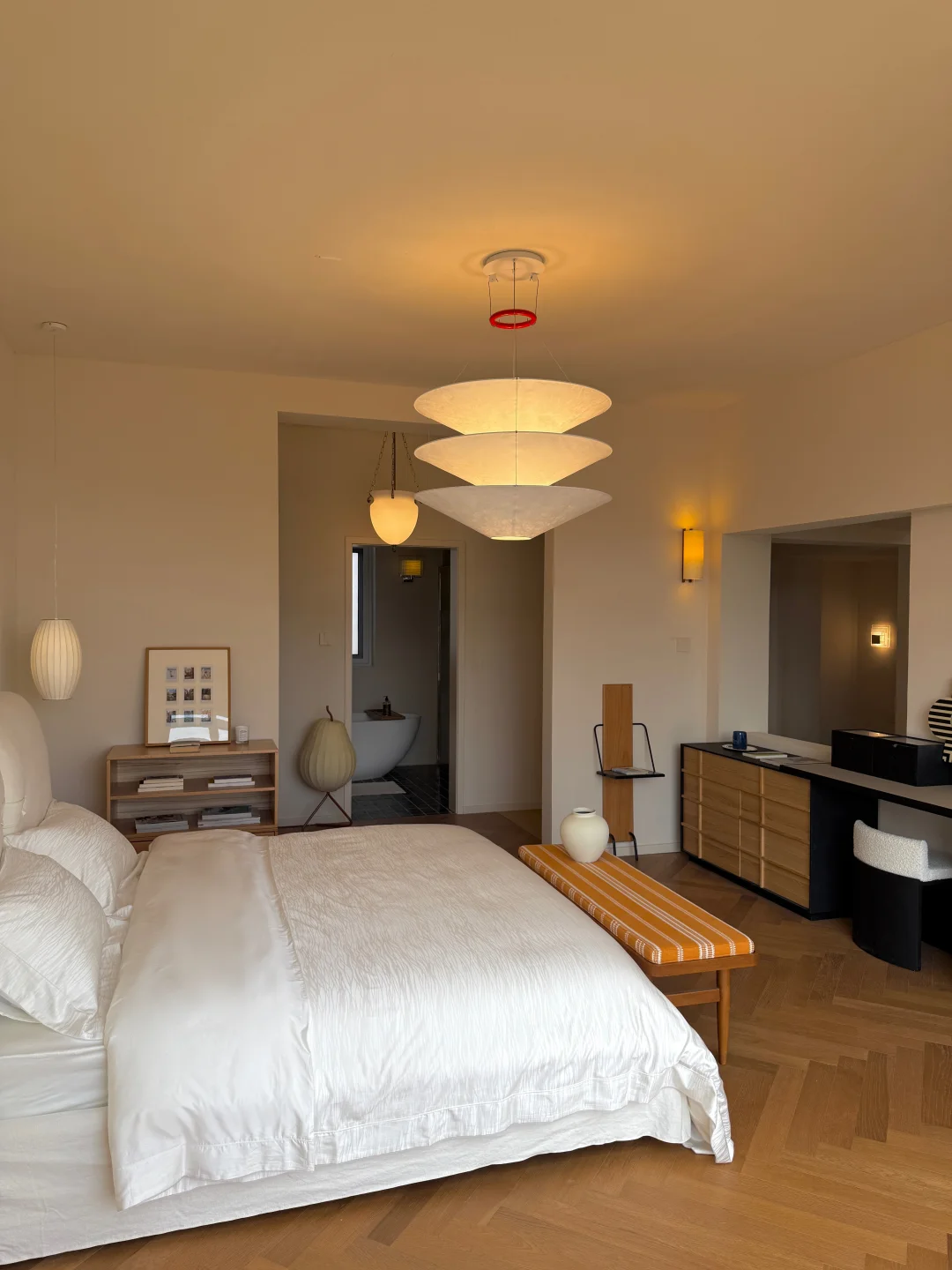 300平新家🥛春天白色心情的卧室