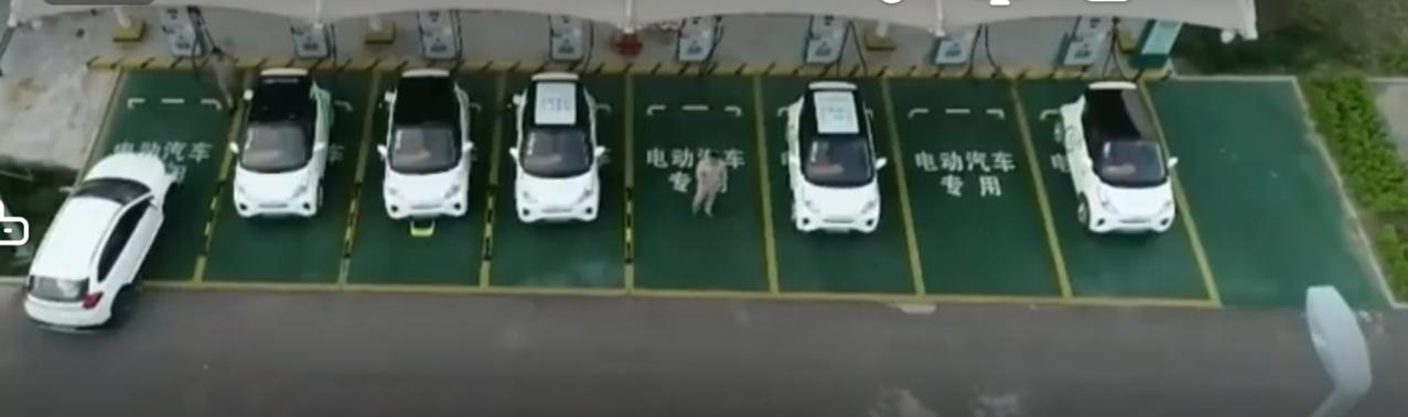 畅通出行 绿色发展
 
清明出行高峰，交通枢纽尽显活力。站内客流如织，旅客有序启