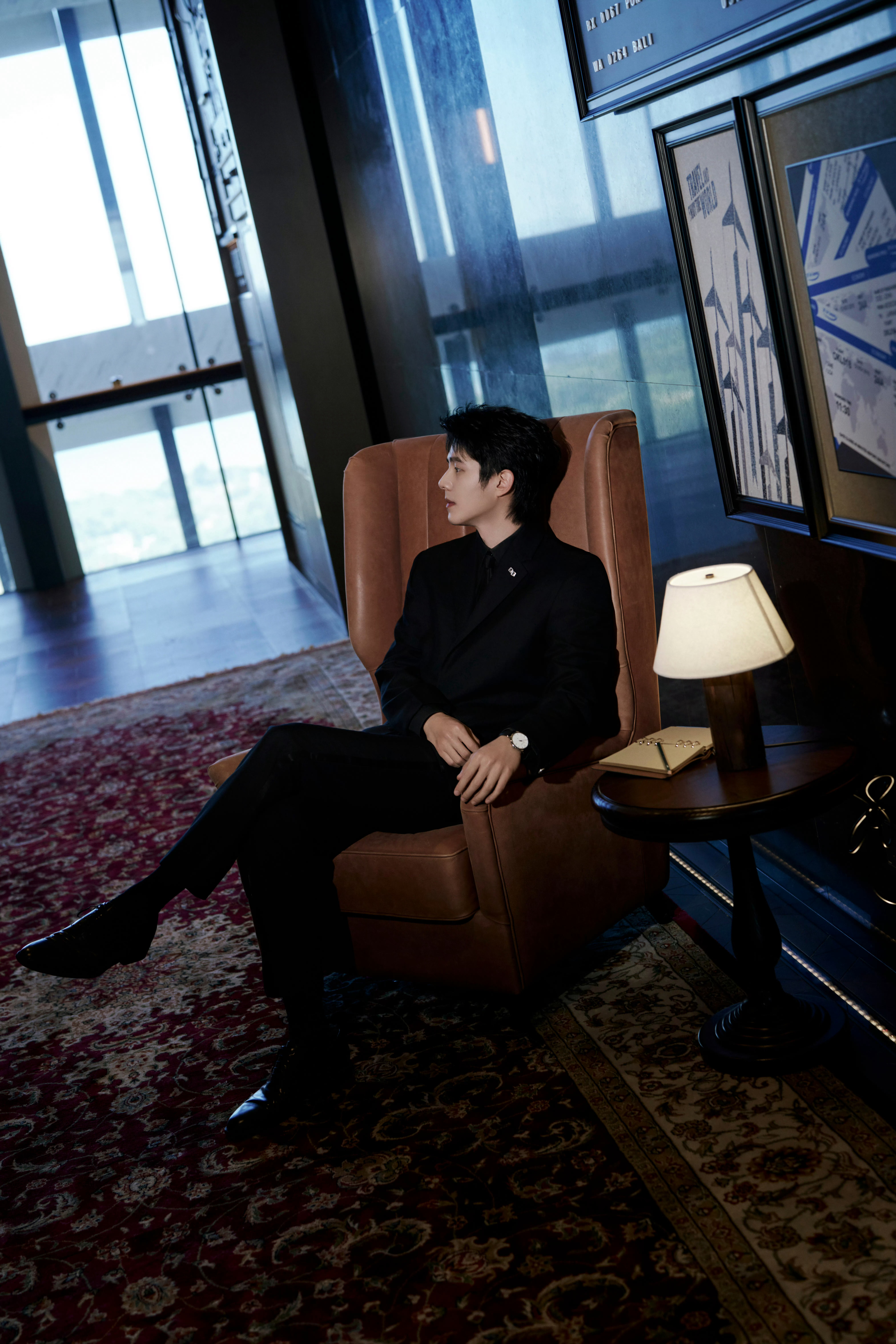 刘昊然一组金鸡百花电影节黑西装造型图赏析，帅气十足。 