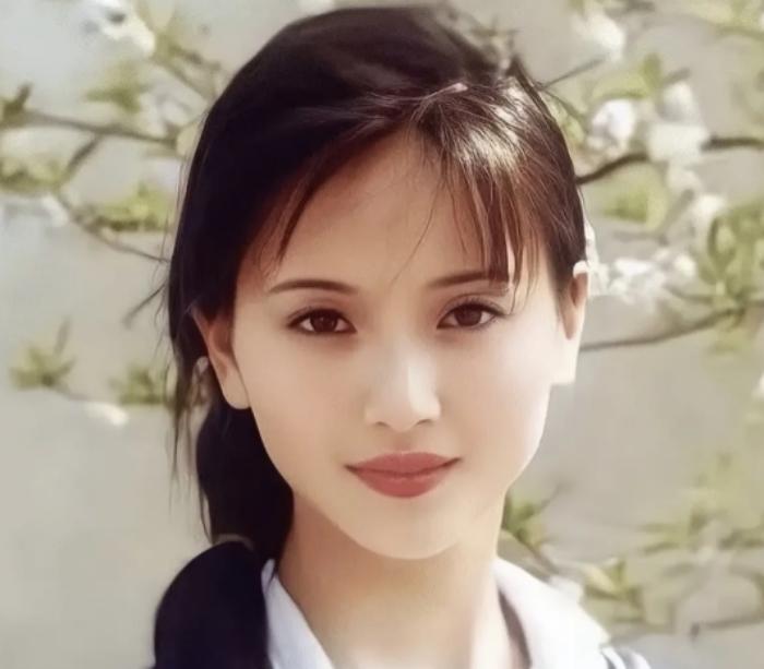 演员侯勇说：“1992年，在央视春晚的后台，我第一次见到陶慧敏，就在心里想，天哪