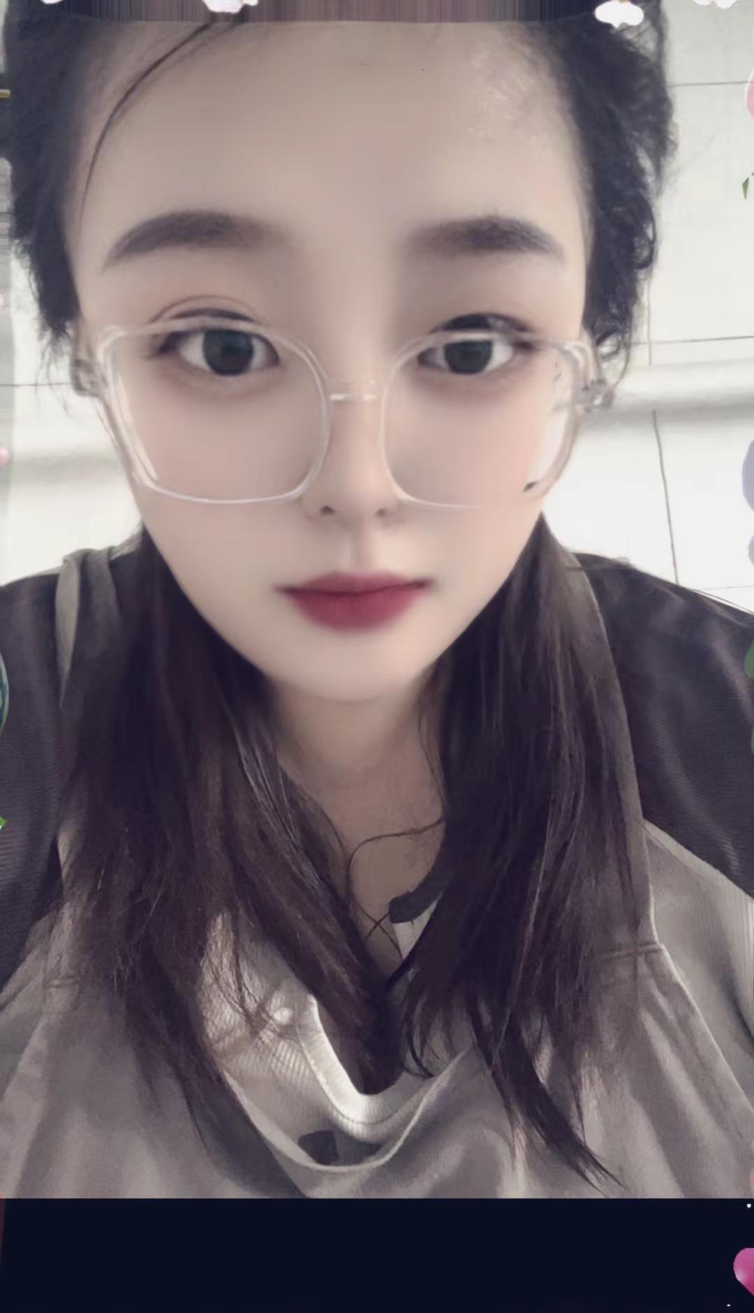 一包烟能买半筐土豆，但是心烦意乱的时候，你吃土豆咽不下生活的苦，一瓶酒能买10斤