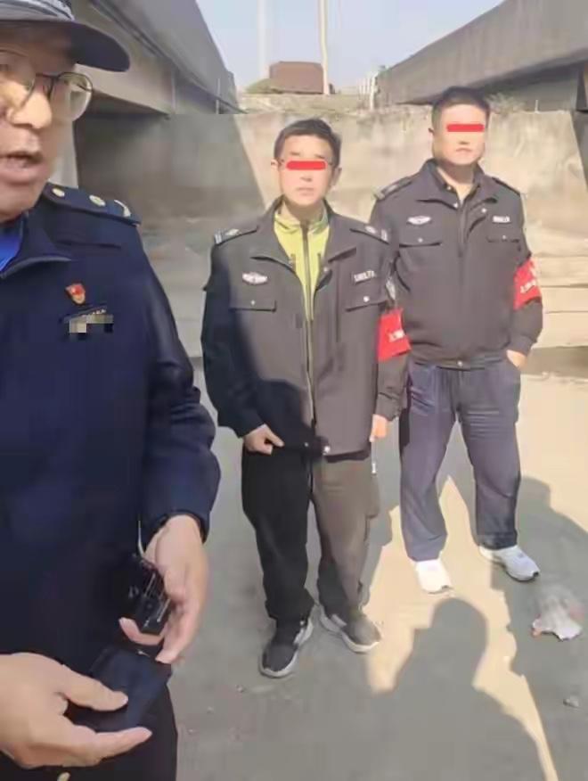 上海外卖小哥月收入一万多，年收入几十万，高的上百万。居然不租房子居住，而是搭帐篷