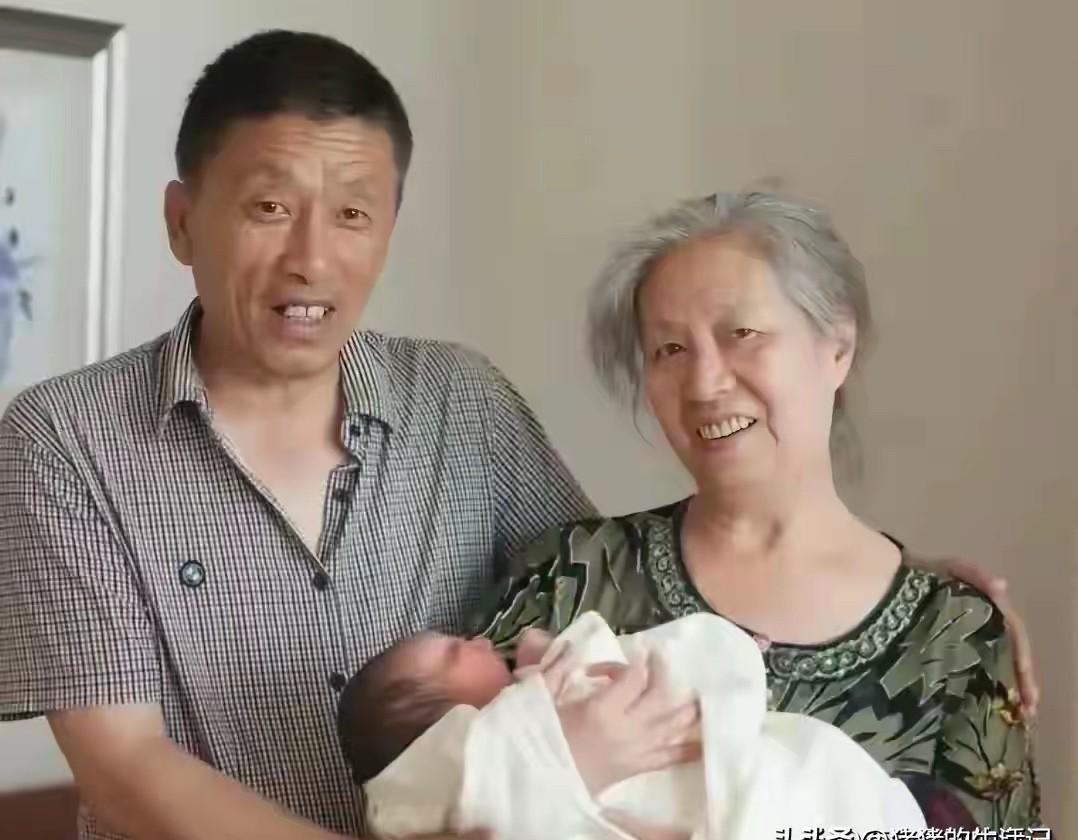 张姩菡原来是遗传了奶奶的长相，尤其是眼睛长得太像了，这就是隔代遗传的具象化了吧！