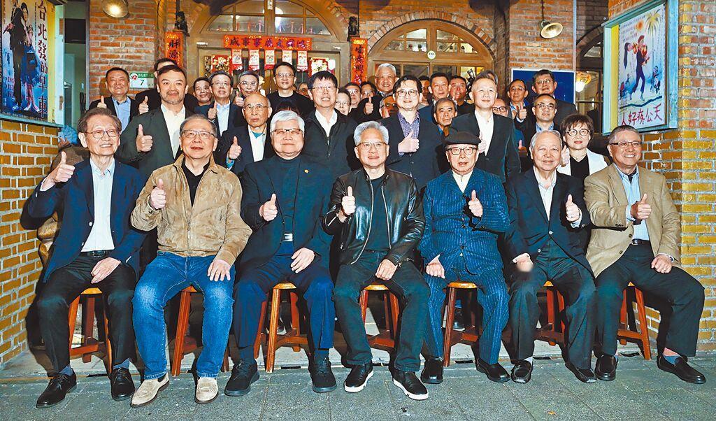 1月31日，英伟达执行长黄仁勋（前排居中位置）设宴款待台湾供应链厂商代表，席毕众